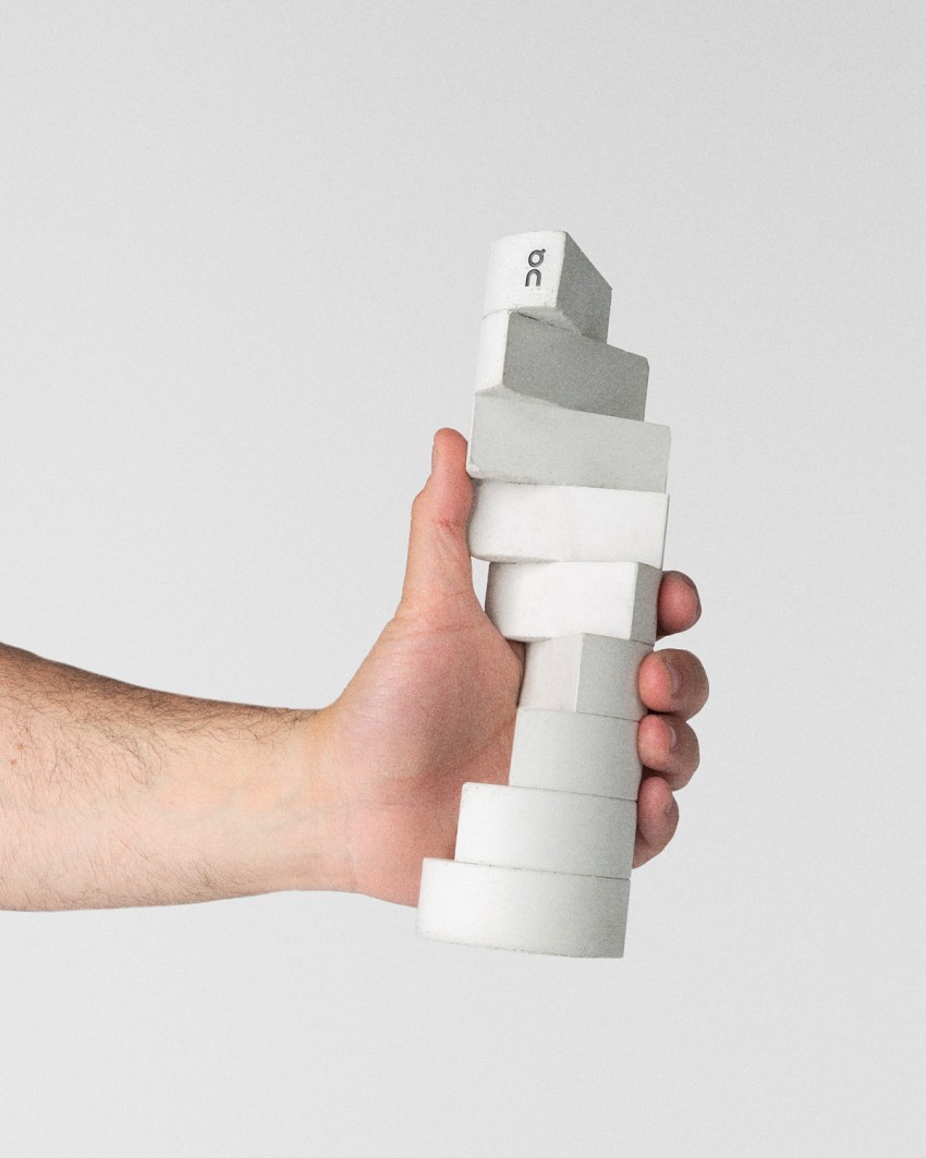 On Squad Race World Series 2026 trofee in beton met gerecycled rubber, gestapelde modulaire vorm