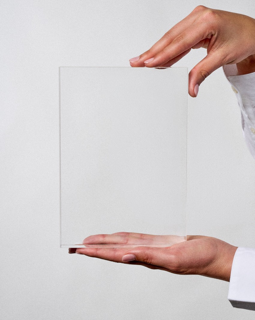 Acryl trofee in VITRA CUSTOM A5 rechthoekige Plaquette-formaat om te personaliseren vastgehouden door model Sustain Awards