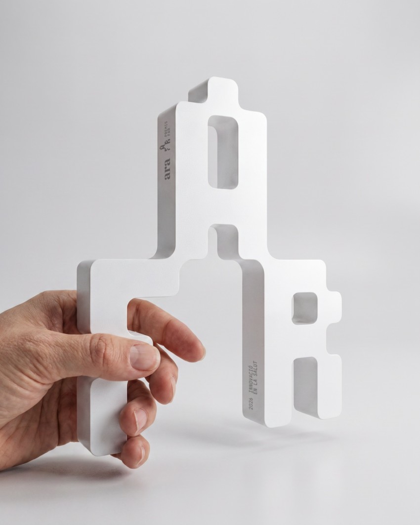 Op maat gemaakte trofee voor Diari ARA – Premis FAR, 2026, gemaakt door Sustain Awards, in één hand vastgehouden